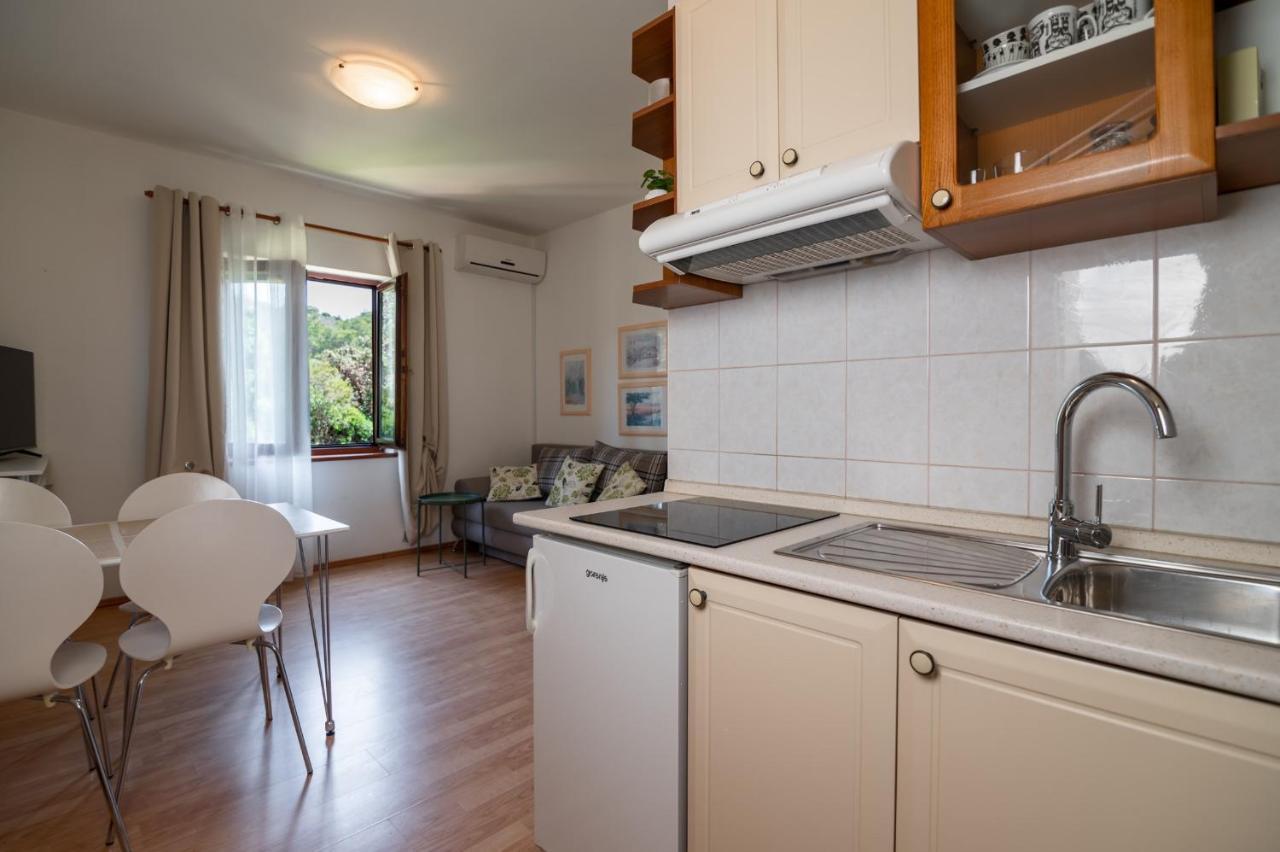 Apartments Rozelyn Ugljan Extérieur photo